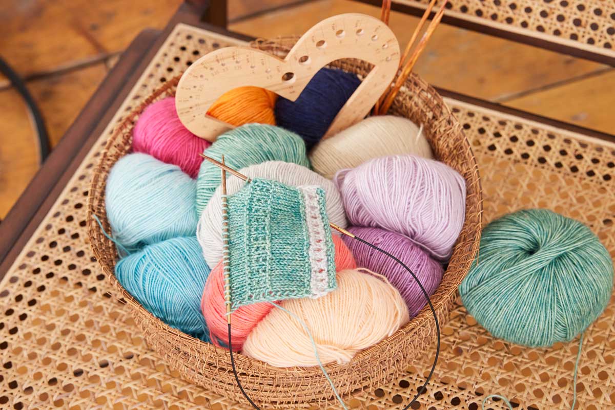 Wollknaeuel, Strickstück auf Nadel