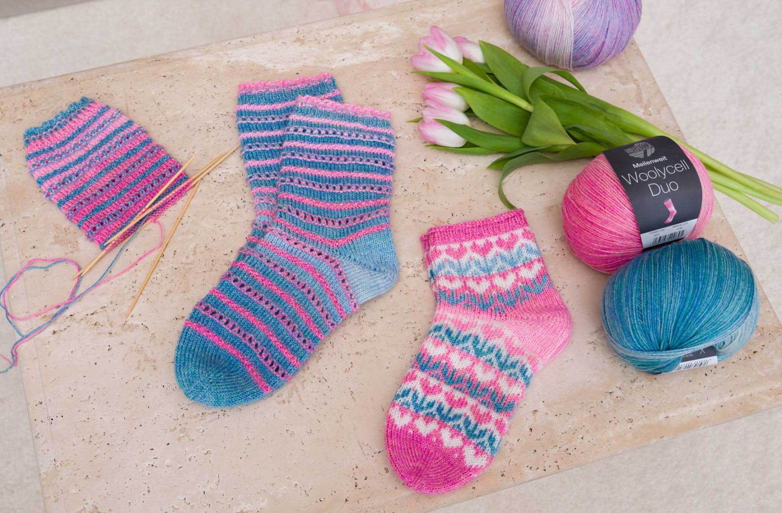 socken und sockengarn in blau und rosa