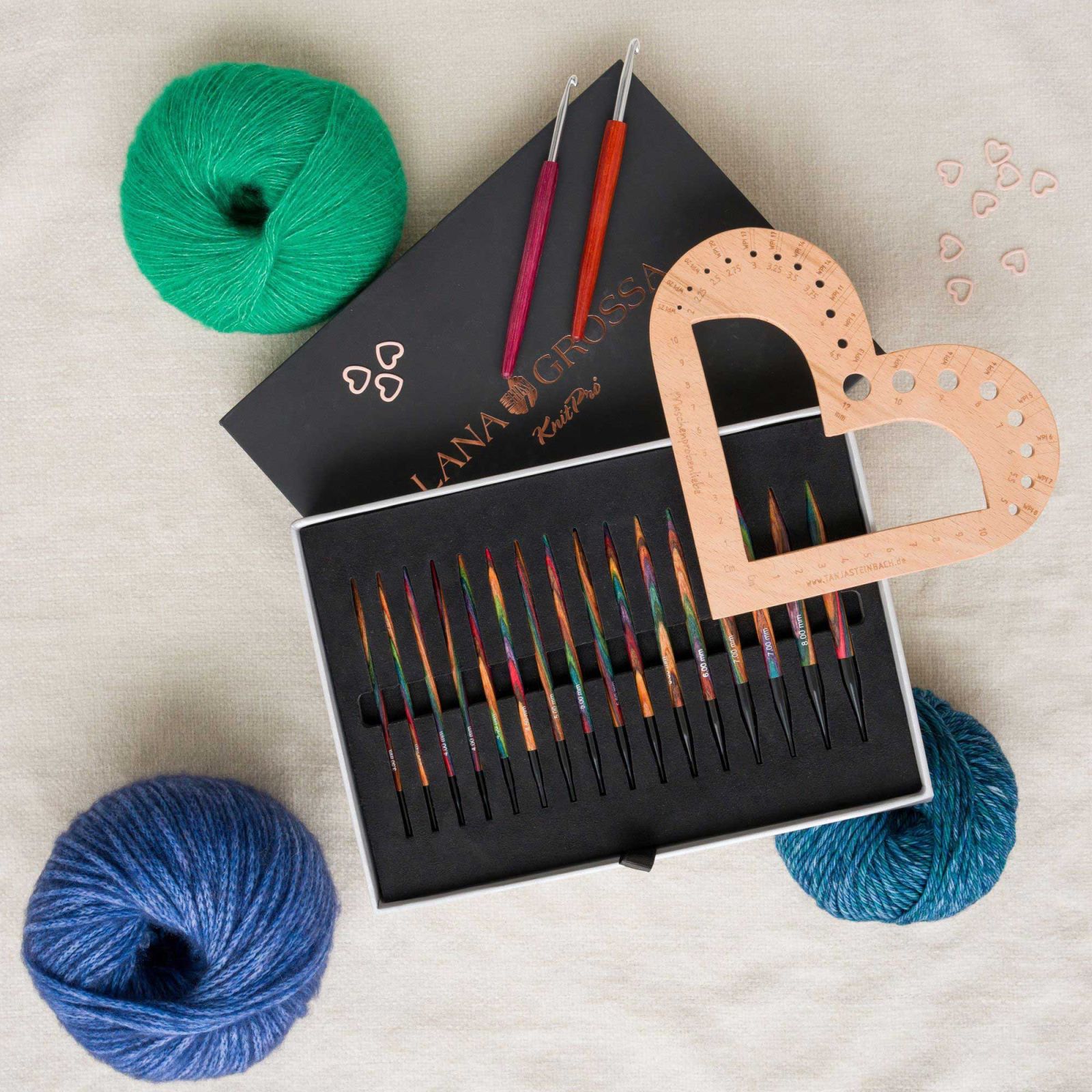 stricknadeln von lana grossa mit nadel-mess-schablone aus holz in herzform