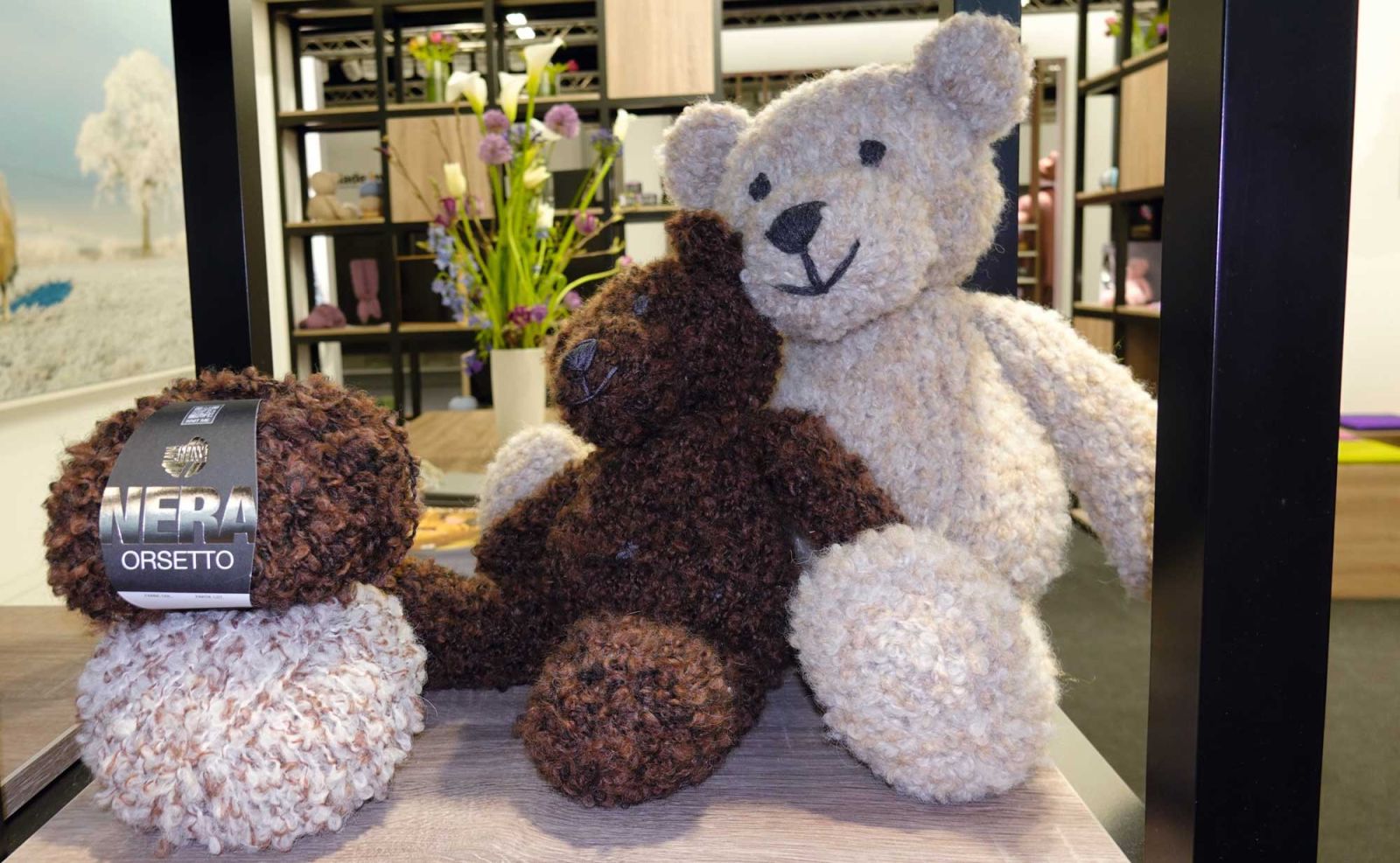 garn orsetto in braun und grau meliert neben zwei teddibaeren aus diesen beiden wollarten