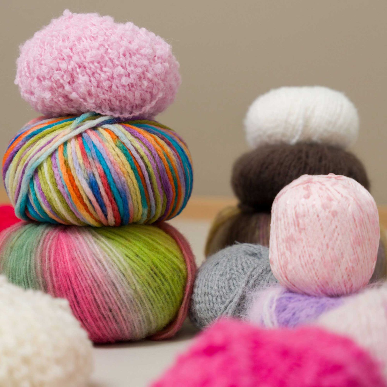bunte und einfarbige garne