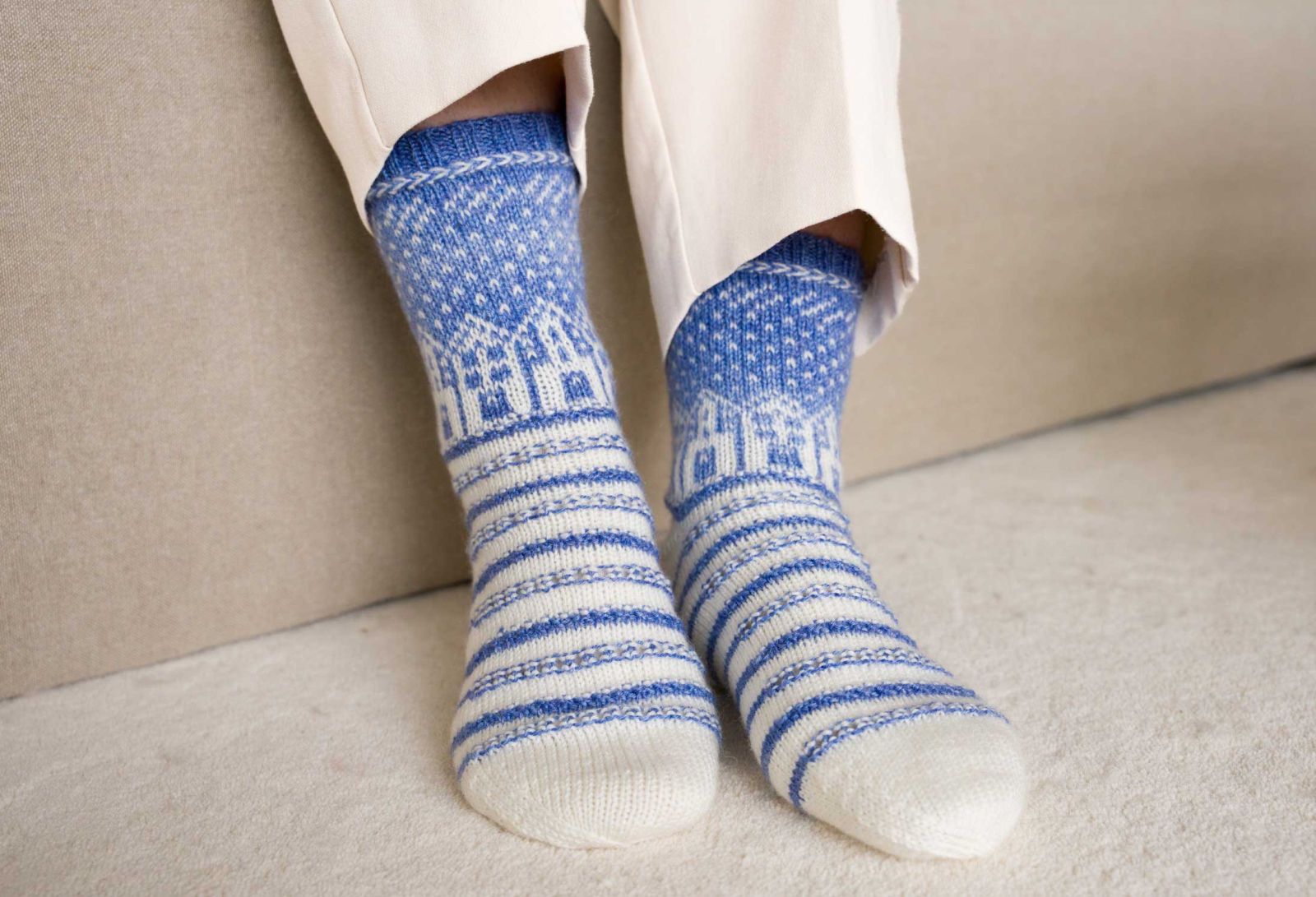 socken in blau, weiß musterung - winterlich - mit streifen und hausmotiven