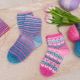 socken und sockengarn in blau und rosa